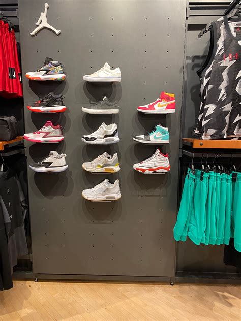 nike shoes metrotown.